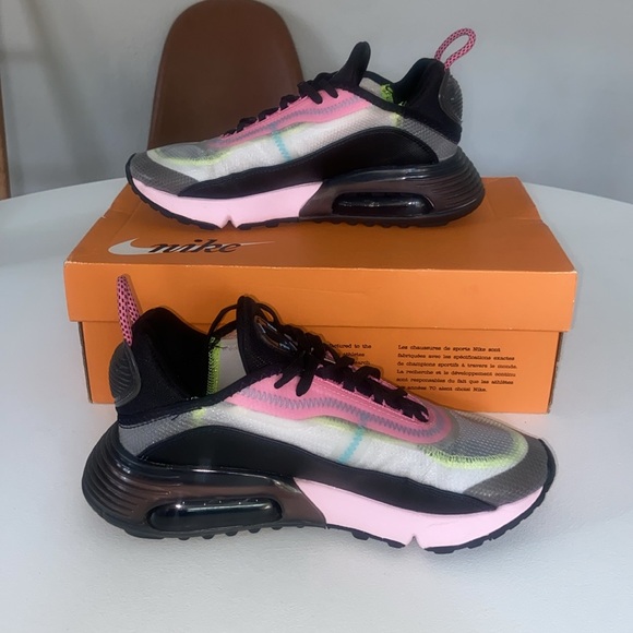 Nike Women's Sneakers in Black, Pink, and Gray - Picture 2 of 9